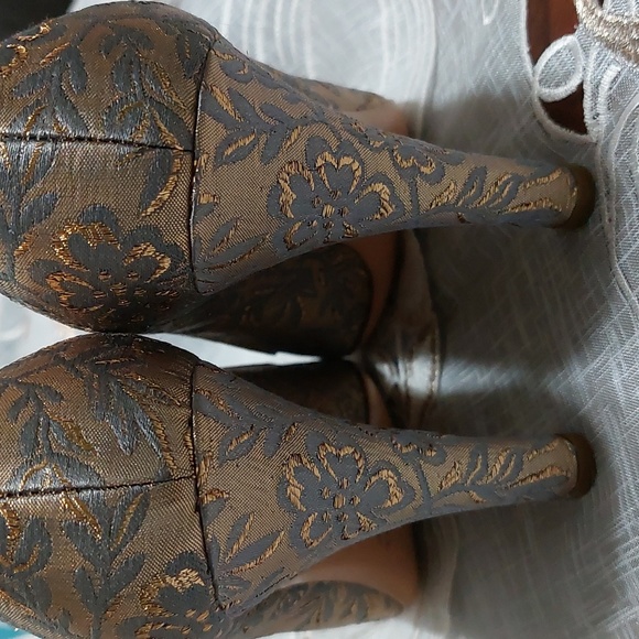 Prada bracade gold/blue pumps - Picture 6 of 7